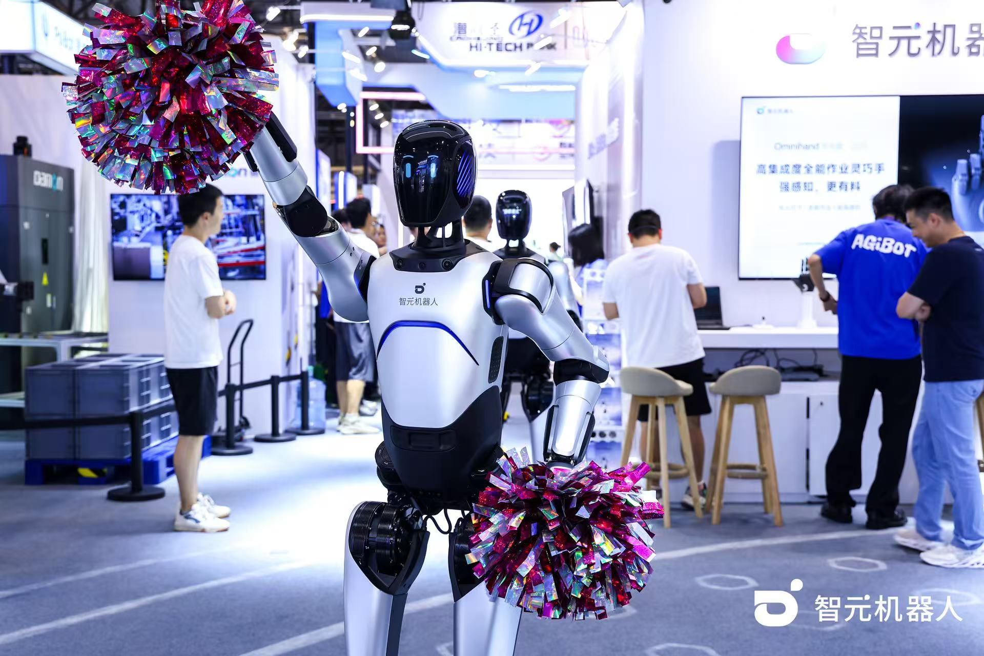 星空游戏机器人 WAIC 首日展台火爆，机器人家族集体打工忙不停